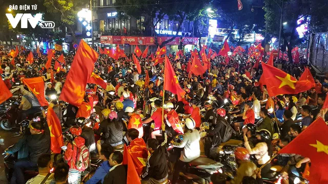 Hà Nội sau kì tích của U23 Việt Nam: Ta đang đi giữa chốn rừng cờ...  - Ảnh 8.