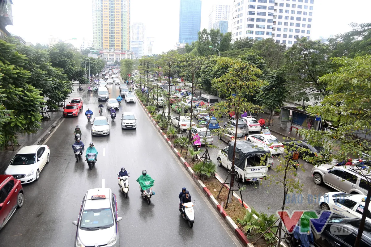 Người dân Hà Nội tiếp tục “dầm mưa” trong giá rét - Ảnh 2.