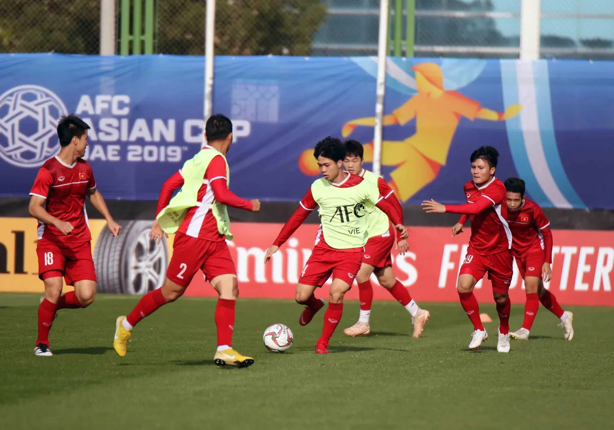 Asian Cup 2019: ĐT Việt Nam thoải mái tập luyện chuẩn bị gặp ĐT Iran - Ảnh 3. Asian Cup 2019: ĐT Việt Nam thoải mái tập luyện chuẩn bị gặp ĐT Iran - Ảnh 3.