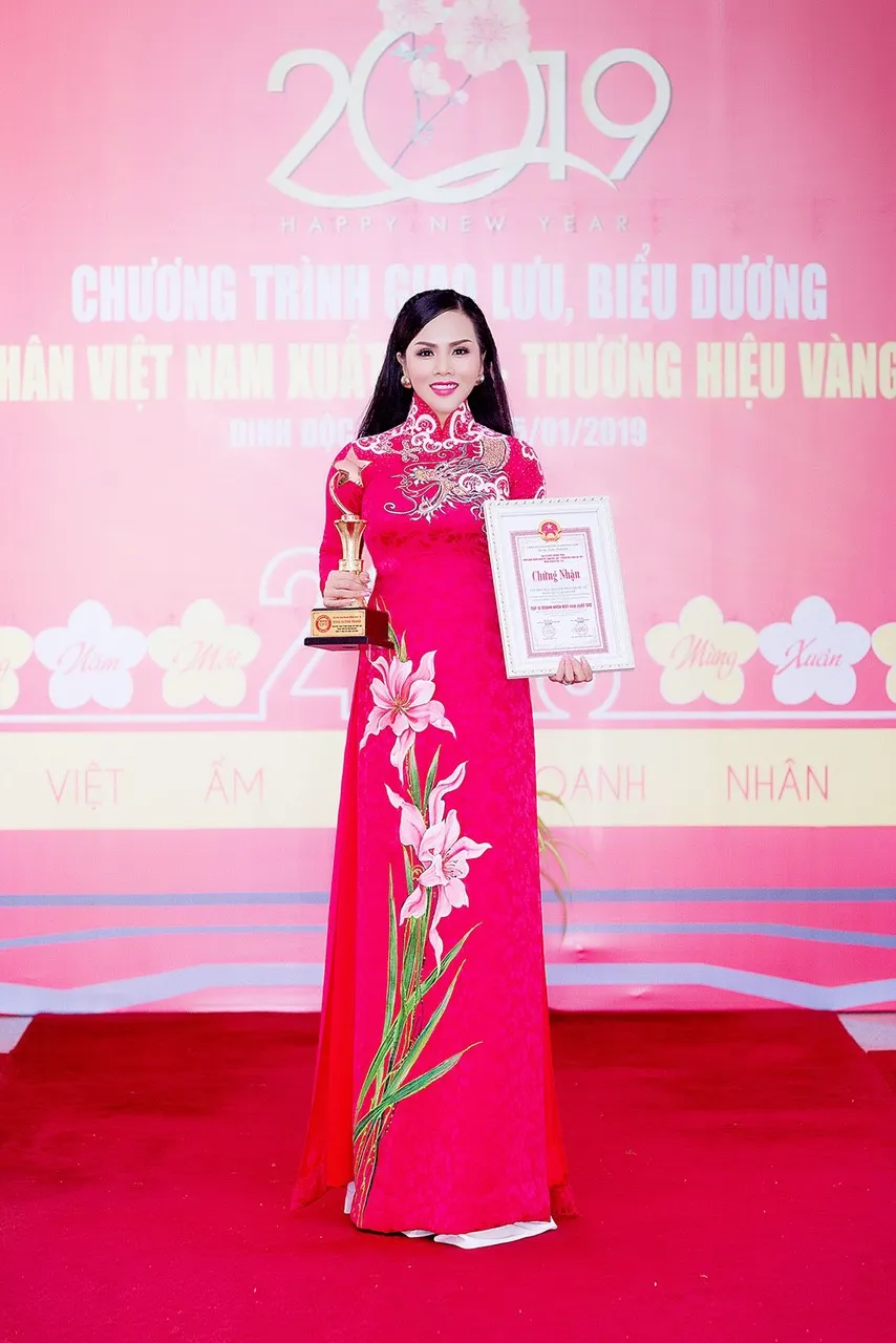 Đặng Huỳnh Thanh nhận cú đúp Hoa hậu và Doanh nhân xuất sắc 2018 - Ảnh 1. Đặng Huỳnh Thanh nhận cú đúp Hoa hậu và Doanh nhân xuất sắc 2018 - Ảnh 1.