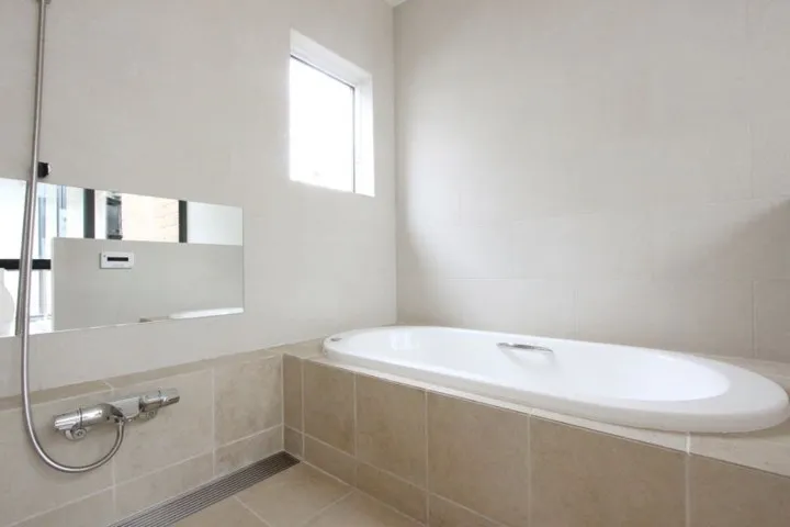 Ngôi nhà trong hẻm nhưng không hề thiếu sáng - Ảnh 9. Ngôi nhà trong hẻm nhưng không hề thiếu sáng - Ảnh 9.