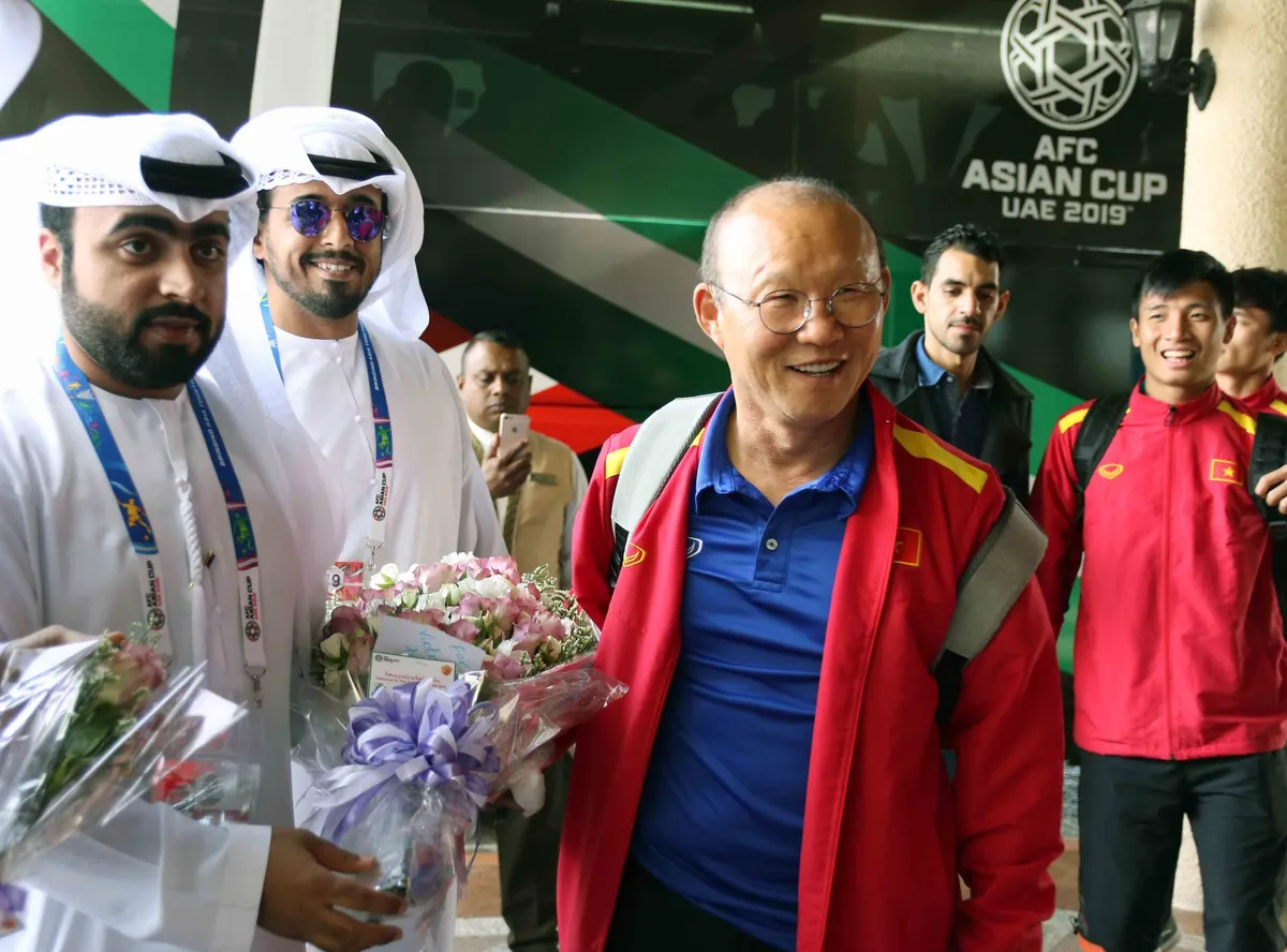 ĐT Việt Nam tới Al Ain bằng xe bus, chuẩn bị cho trận quyết định với ĐT Yemen - Ảnh 3. ĐT Việt Nam tới Al Ain bằng xe bus, chuẩn bị cho trận quyết định với ĐT Yemen - Ảnh 3.