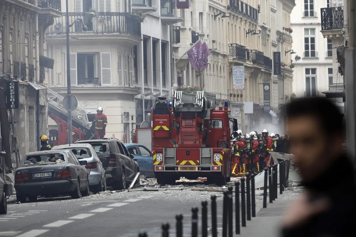 Đẩy mạnh công tác cứu hộ vụ nổ do rò rỉ khí gas ở Paris, Pháp - Ảnh 6.