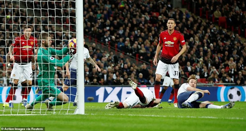 VIDEO Chiêm ngưỡng hàng loạt pha cứu thua tuyệt đỉnh của De Gea ở trận Tottenham - Man Utd - Ảnh 2. VIDEO Chiêm ngưỡng hàng loạt pha cứu thua tuyệt đỉnh của De Gea ở trận Tottenham - Man Utd - Ảnh 2.