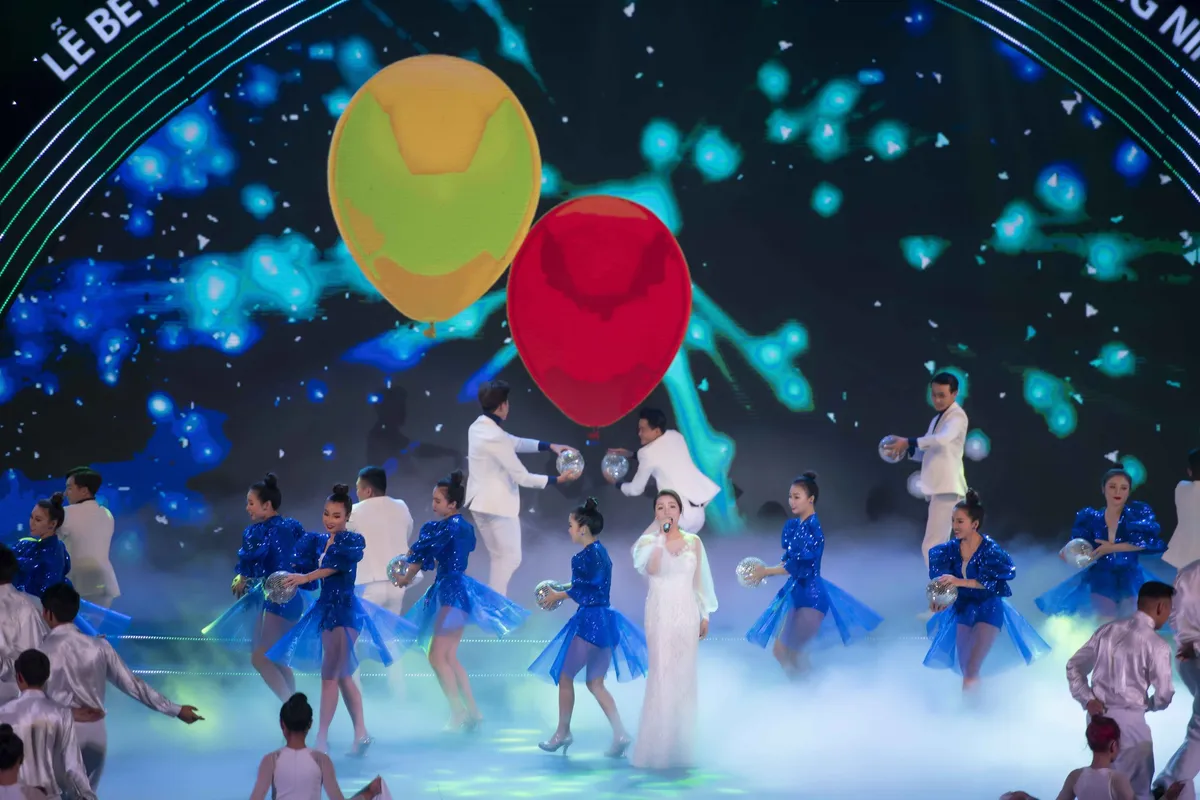 Tổng đạo diễn Ho&agrave;ng Nhật Nam mang văn h&oacute;a ba miền v&agrave;o Lễ bế mạc Du lịch Quốc gia 2018 Hạ Long - Quảng Ninh - Ảnh 7.