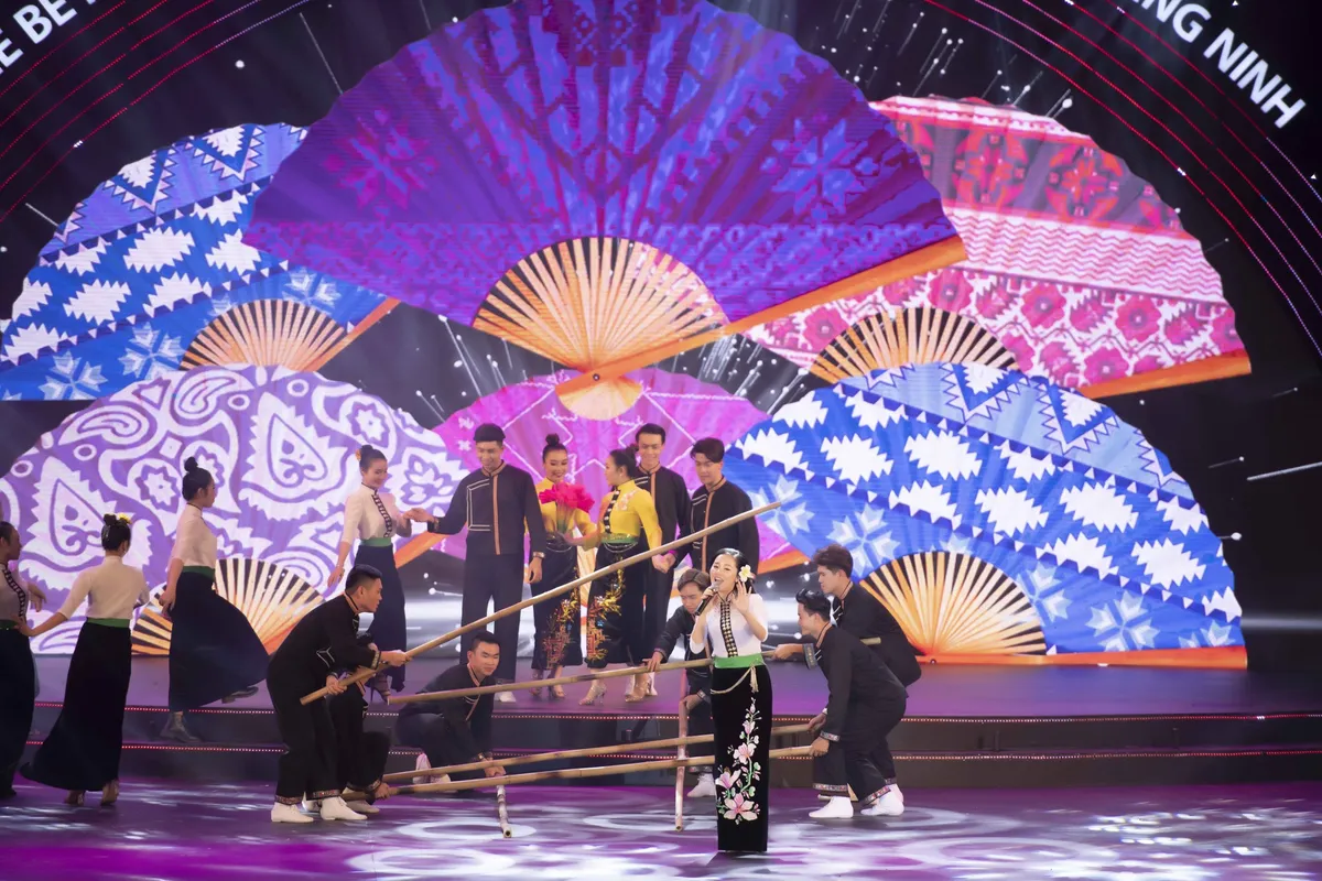 Tổng đạo diễn Ho&agrave;ng Nhật Nam mang văn h&oacute;a ba miền v&agrave;o Lễ bế mạc Du lịch Quốc gia 2018 Hạ Long - Quảng Ninh - Ảnh 6.