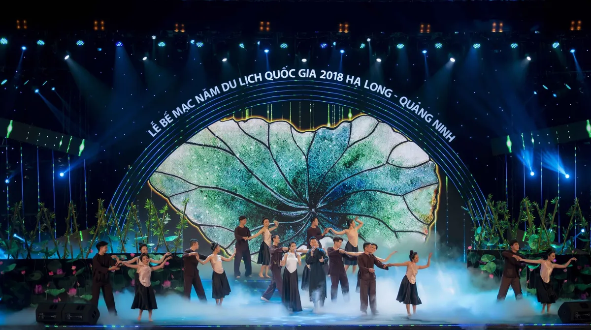 Tổng đạo diễn Ho&agrave;ng Nhật Nam mang văn h&oacute;a ba miền v&agrave;o Lễ bế mạc Du lịch Quốc gia 2018 Hạ Long - Quảng Ninh - Ảnh 5.