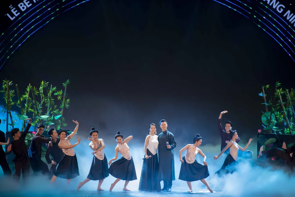 Tổng đạo diễn Ho&agrave;ng Nhật Nam mang văn h&oacute;a ba miền v&agrave;o Lễ bế mạc Du lịch Quốc gia 2018 Hạ Long - Quảng Ninh - Ảnh 4.