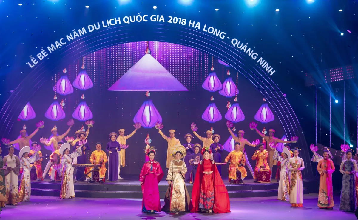 Tổng đạo diễn Ho&agrave;ng Nhật Nam mang văn h&oacute;a ba miền v&agrave;o Lễ bế mạc Du lịch Quốc gia 2018 Hạ Long - Quảng Ninh - Ảnh 3.