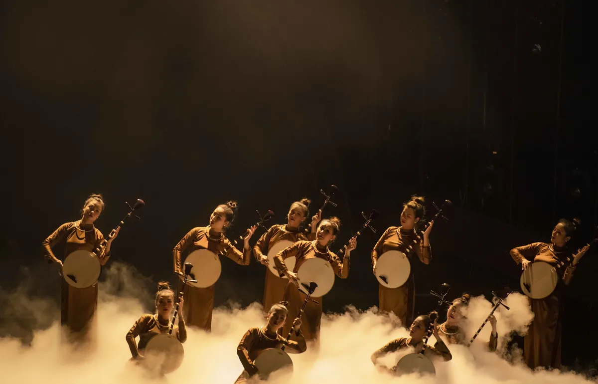 Tổng đạo diễn Ho&agrave;ng Nhật Nam mang văn h&oacute;a ba miền v&agrave;o Lễ bế mạc Du lịch Quốc gia 2018 Hạ Long - Quảng Ninh - Ảnh 2.