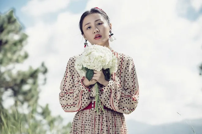 Văn Mai Hương h&oacute;a c&ocirc; d&acirc;u đau khổ trong MV mới - Ảnh 1.