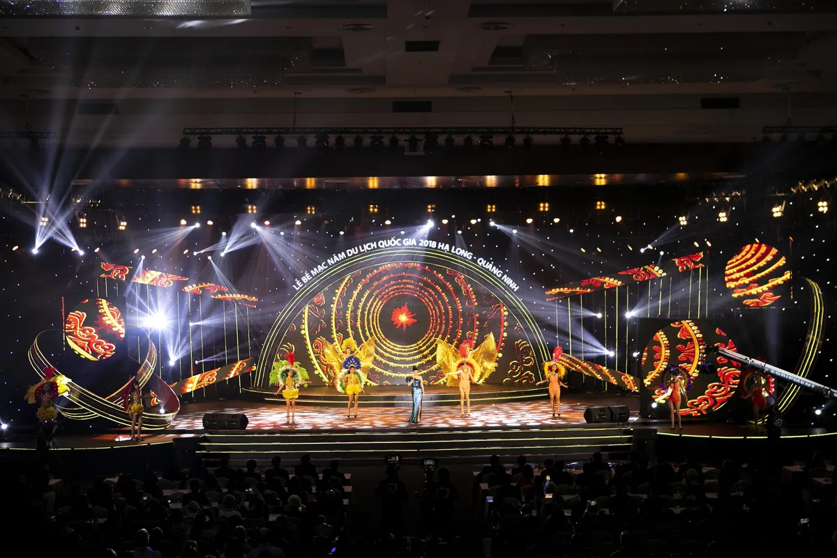 Tổng đạo diễn Ho&agrave;ng Nhật Nam mang văn h&oacute;a ba miền v&agrave;o Lễ bế mạc Du lịch Quốc gia 2018 Hạ Long - Quảng Ninh - Ảnh 1.