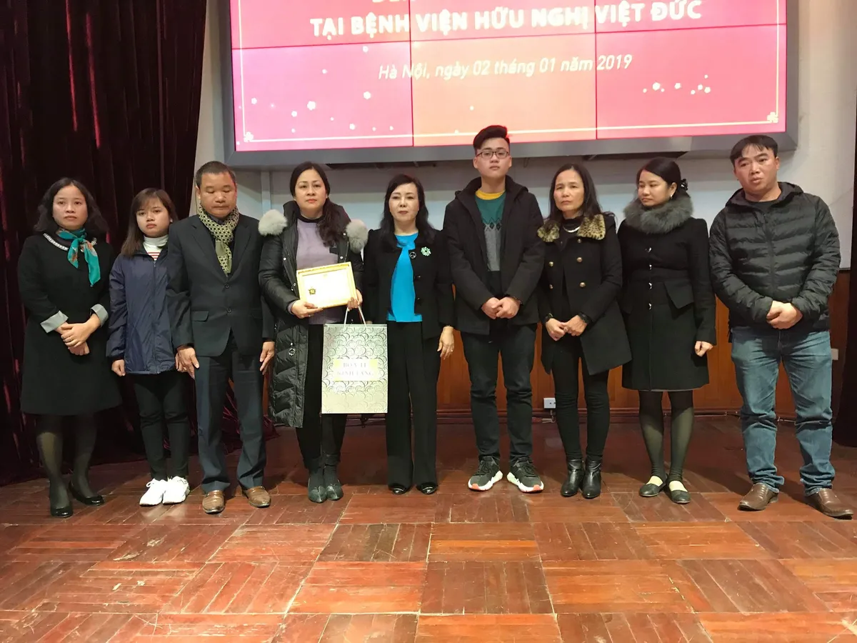 Bộ trưởng Bộ Y tế truy tặng kỷ niệm chương cho người hiến 7 mô/tạng - Ảnh 3. Bộ trưởng Bộ Y tế truy tặng kỷ niệm chương cho người hiến 7 mô/tạng - Ảnh 3.
