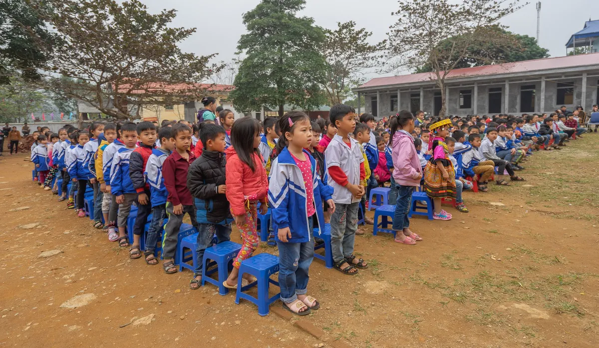 Sinh viên trường Báo mang hơi ấm thiện nguyện đến tỉnh Hòa Bình - Ảnh 5.