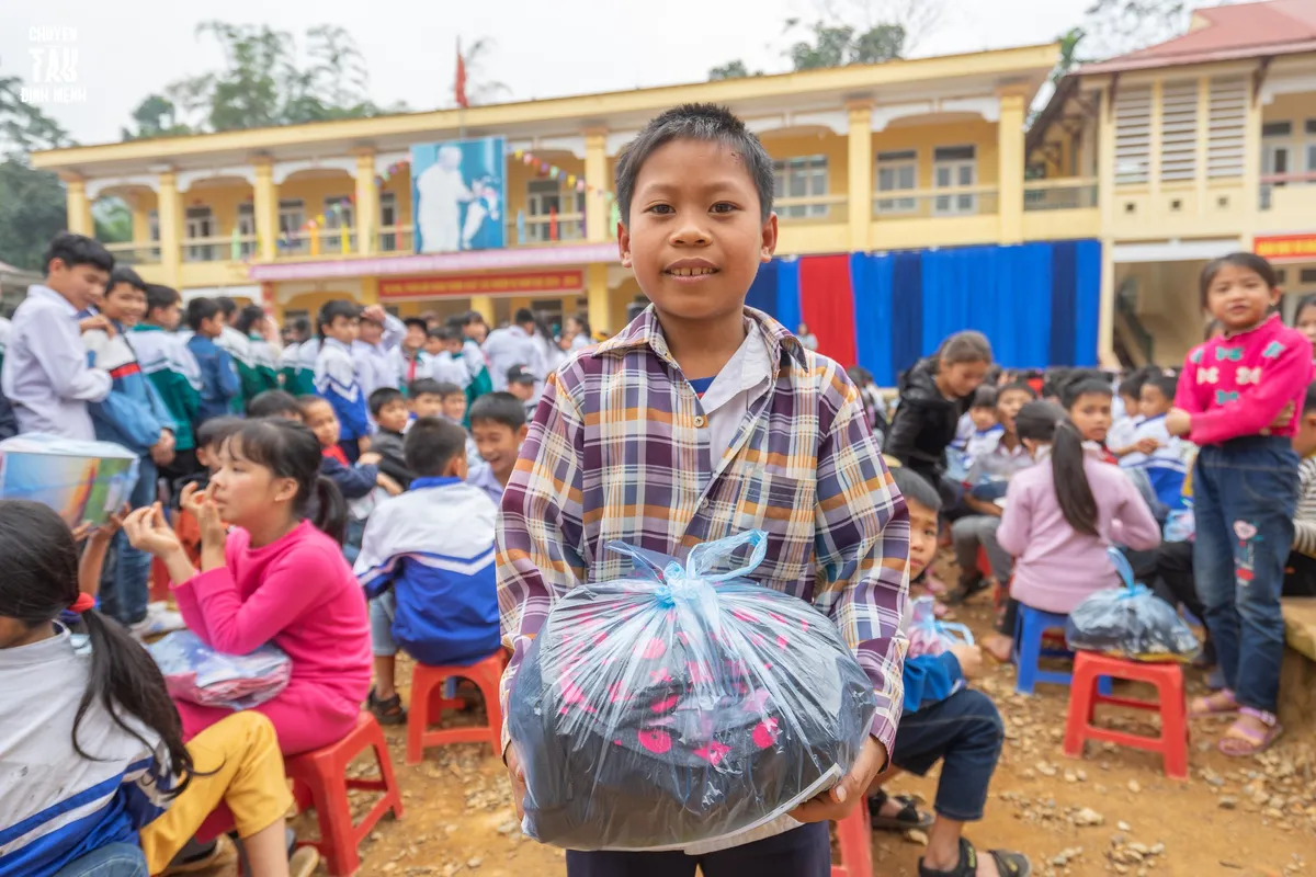 Sinh viên trường Báo mang hơi ấm thiện nguyện đến tỉnh Hòa Bình - Ảnh 6.