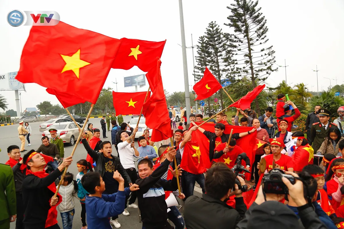 CĐV và người hâm mộ đổ về sân bay Nội Bài đón ĐT Việt Nam trở về - Ảnh 12. CĐV và người hâm mộ đổ về sân bay Nội Bài đón ĐT Việt Nam trở về - Ảnh 12.