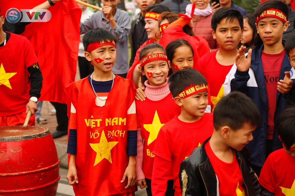 CĐV và người hâm mộ đổ về sân bay Nội Bài đón ĐT Việt Nam trở về - Ảnh 11. CĐV và người hâm mộ đổ về sân bay Nội Bài đón ĐT Việt Nam trở về - Ảnh 11.