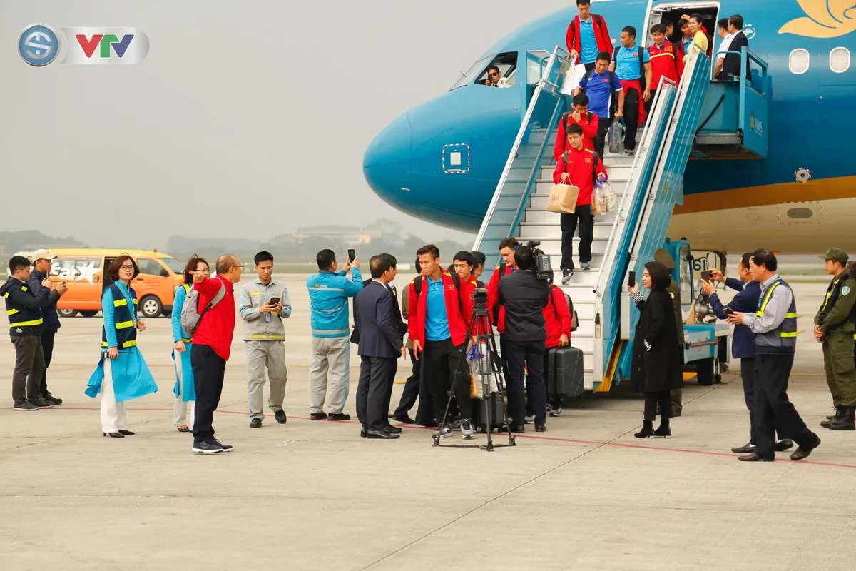 ẢNH: ĐT Việt Nam rạng rỡ ngày trở về sau thành công tại Asian Cup 2019 - Ảnh 2.