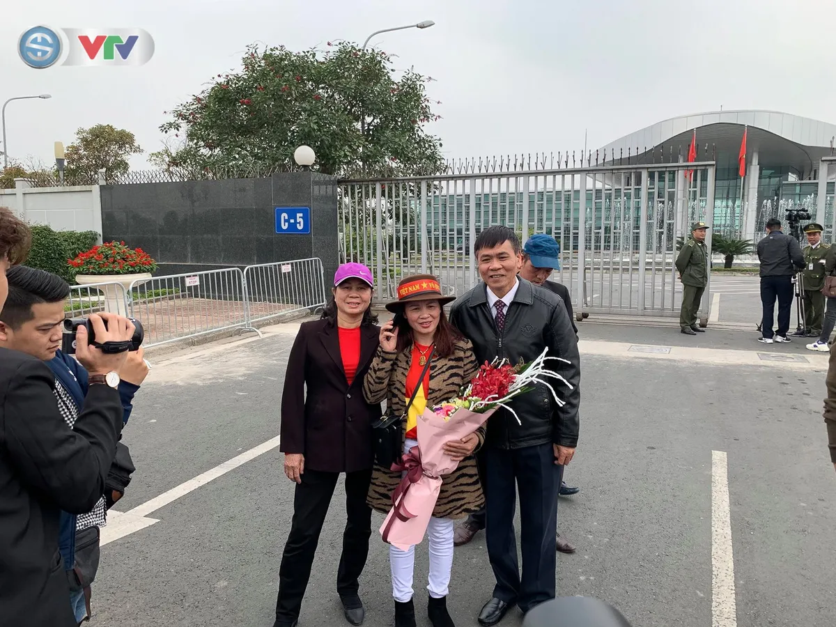 CĐV và người hâm mộ đổ về sân bay Nội Bài đón ĐT Việt Nam trở về - Ảnh 7. CĐV và người hâm mộ đổ về sân bay Nội Bài đón ĐT Việt Nam trở về - Ảnh 7.