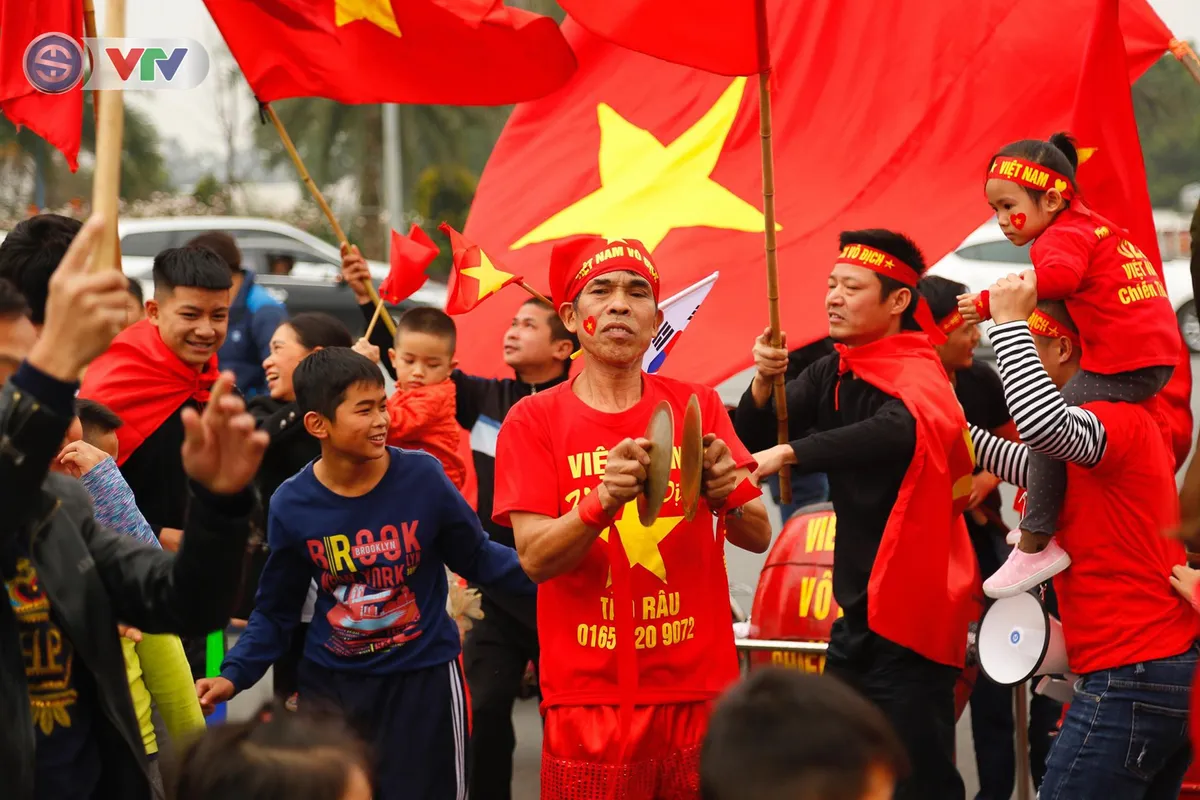 CĐV và người hâm mộ đổ về sân bay Nội Bài đón ĐT Việt Nam trở về - Ảnh 6. CĐV và người hâm mộ đổ về sân bay Nội Bài đón ĐT Việt Nam trở về - Ảnh 6.