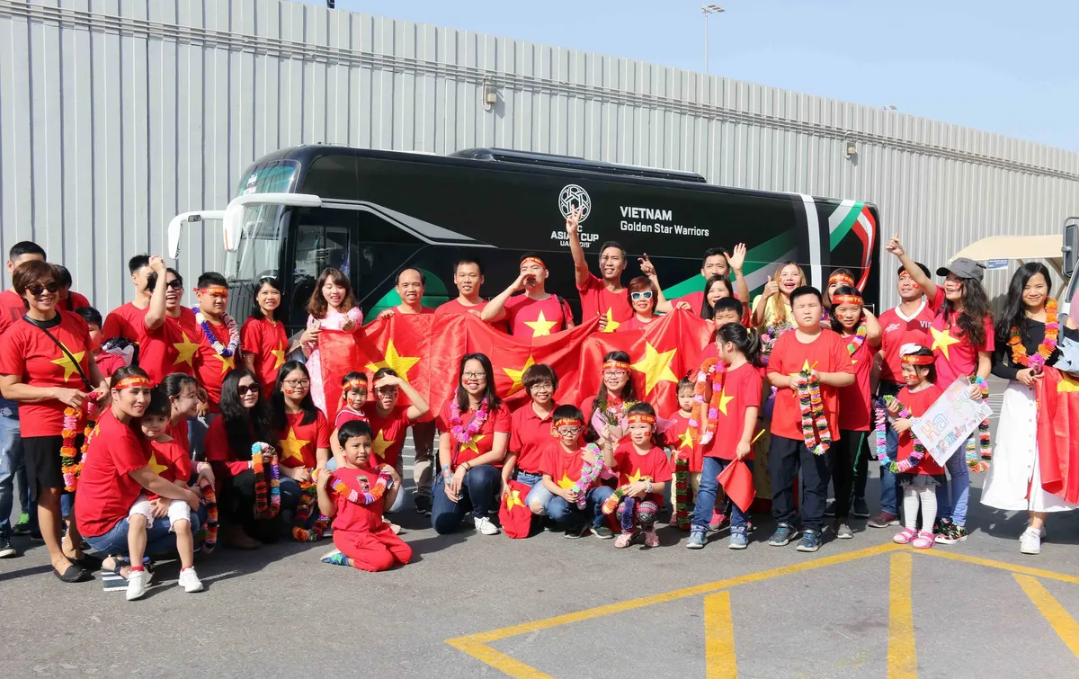 Thầy trò HLV Park Hang-seo tới UAE trong sự chào đón cuồng nhiệt của CĐV Việt Nam - Ảnh 2. Thầy trò HLV Park Hang-seo tới UAE trong sự chào đón cuồng nhiệt của CĐV Việt Nam - Ảnh 2.