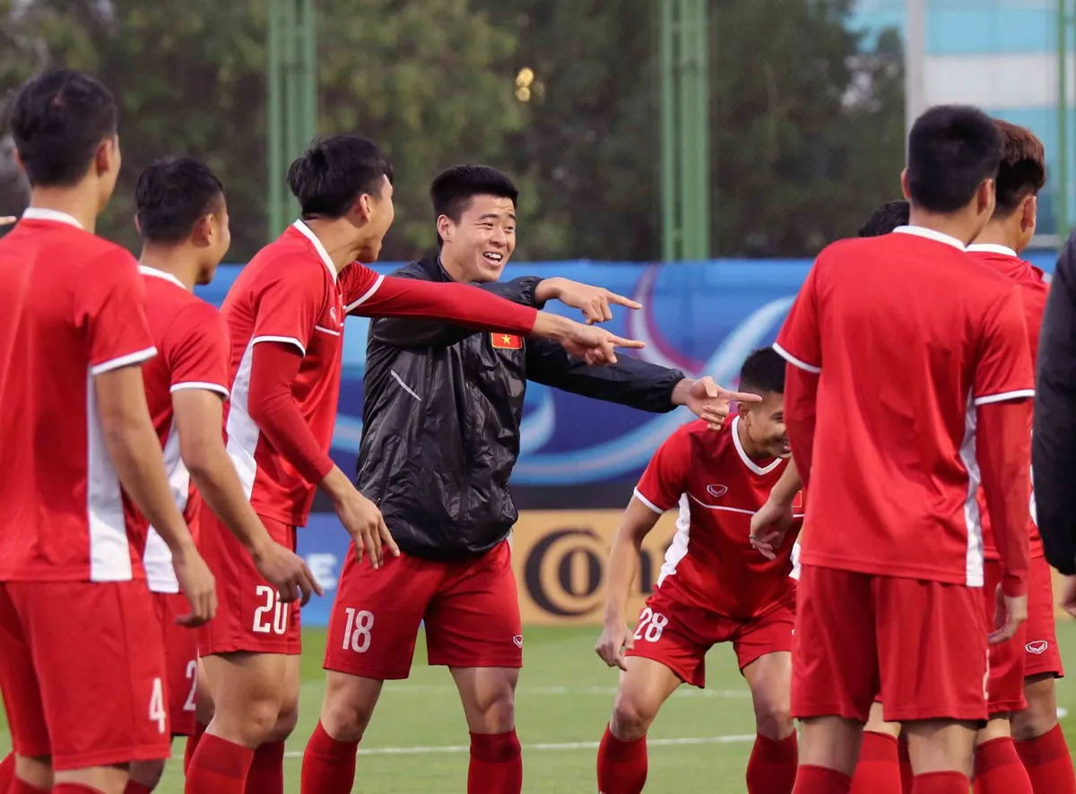 ẢNH: Buổi tập đầu tiên của ĐT Việt Nam tại Abu Dhabi - Ảnh 7. ẢNH: Buổi tập đầu tiên của ĐT Việt Nam tại Abu Dhabi - Ảnh 7.