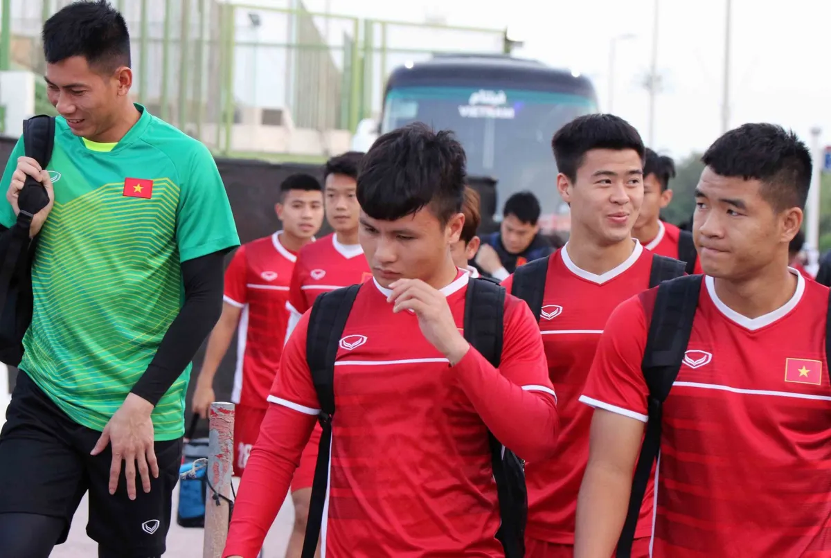 ẢNH: Buổi tập đầu tiên của ĐT Việt Nam tại Abu Dhabi - Ảnh 4. ẢNH: Buổi tập đầu tiên của ĐT Việt Nam tại Abu Dhabi - Ảnh 4.