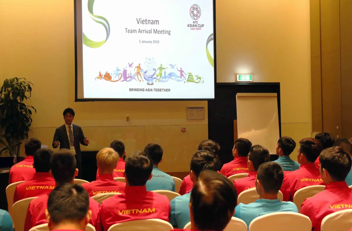 AFC họp với ĐT Việt Nam trước VCK Asian Cup 2019: Nắm vững luật là một lợi thế - Ảnh 1. AFC họp với ĐT Việt Nam trước VCK Asian Cup 2019: Nắm vững luật là một lợi thế - Ảnh 1.