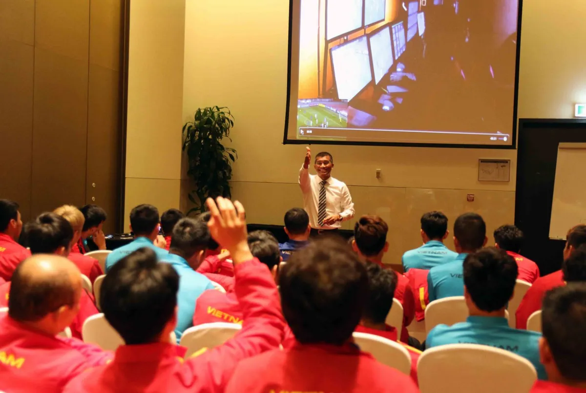 AFC họp với ĐT Việt Nam trước VCK Asian Cup 2019: Nắm vững luật là một lợi thế - Ảnh 6. AFC họp với ĐT Việt Nam trước VCK Asian Cup 2019: Nắm vững luật là một lợi thế - Ảnh 6.