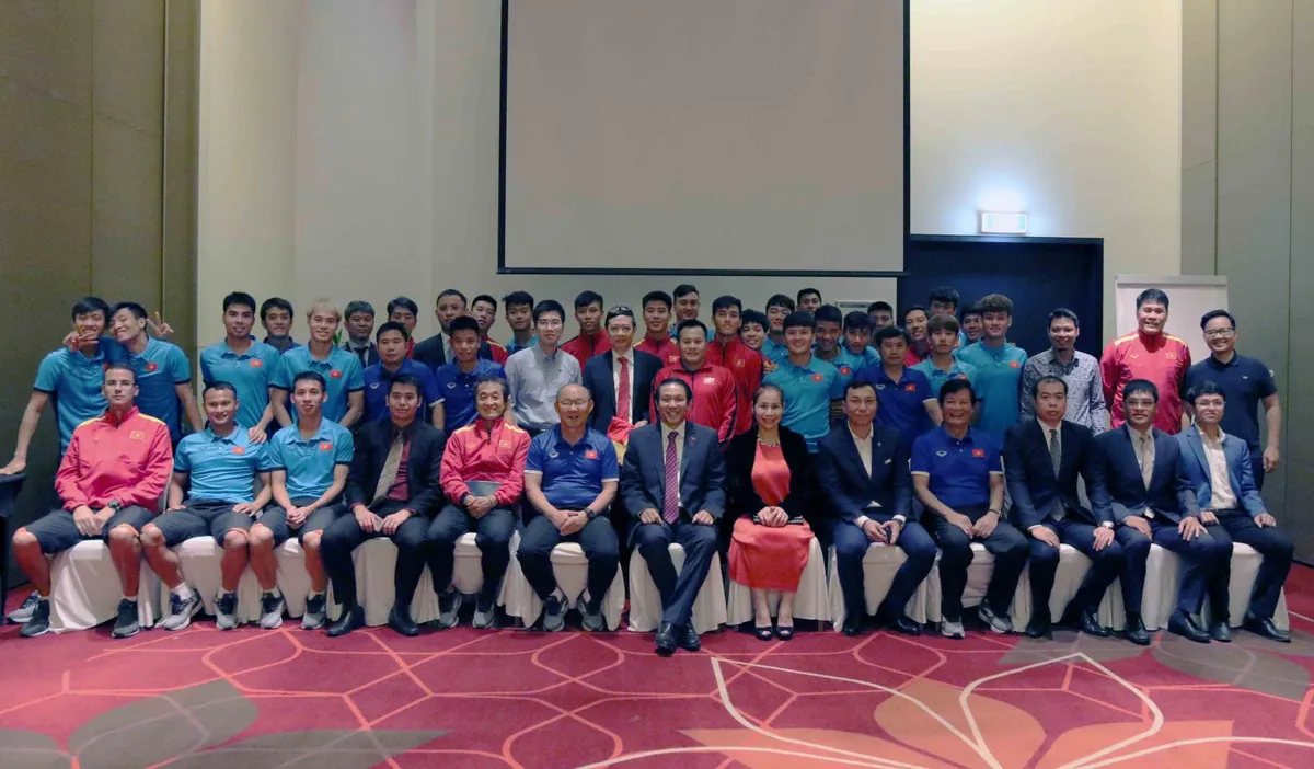Đại sứ Việt Nam tại UAE tới thăm, khích lệ tinh thần thầy trò HLV Park Hang-seo - Ảnh 3. Đại sứ Việt Nam tại UAE tới thăm, khích lệ tinh thần thầy trò HLV Park Hang-seo - Ảnh 3.