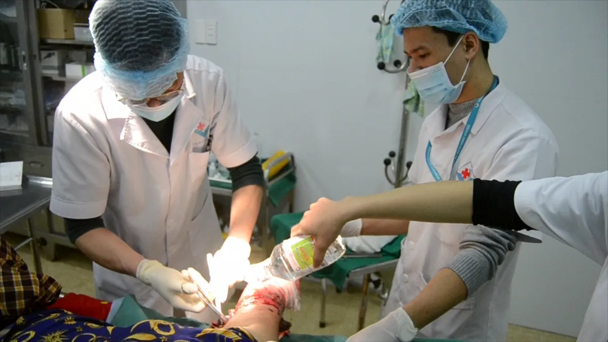 Cánh tay nhiễm trùng, bốc mùi hôi thối vì đắp thuốc nam chữa bỏng - Ảnh 1. Cánh tay nhiễm trùng, bốc mùi hôi thối vì đắp thuốc nam chữa bỏng - Ảnh 1.