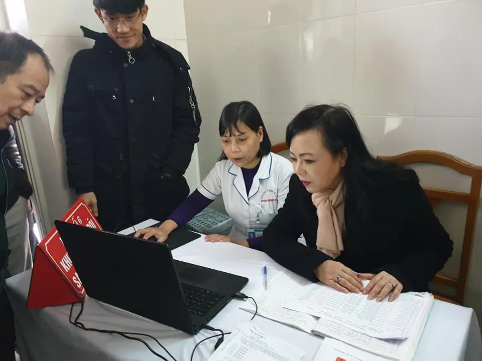Bộ trưởng Bộ Y tế kiểm tra tiêm chủng vaccine ComBE Five tại trạm y tế xã - Ảnh 2. Bộ trưởng Bộ Y tế kiểm tra tiêm chủng vaccine ComBE Five tại trạm y tế xã - Ảnh 2.