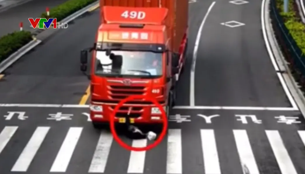 Bị xe tải đ&acirc;m, cụ &ocirc;ng 86 tuổi vẫn sống s&oacute;t thần kỳ - Ảnh 1.