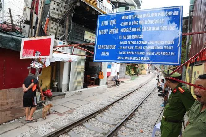 Xóm cà phê đường tàu đìu hiu sau khi Hà Nội ra quân giải tán - Ảnh 1.