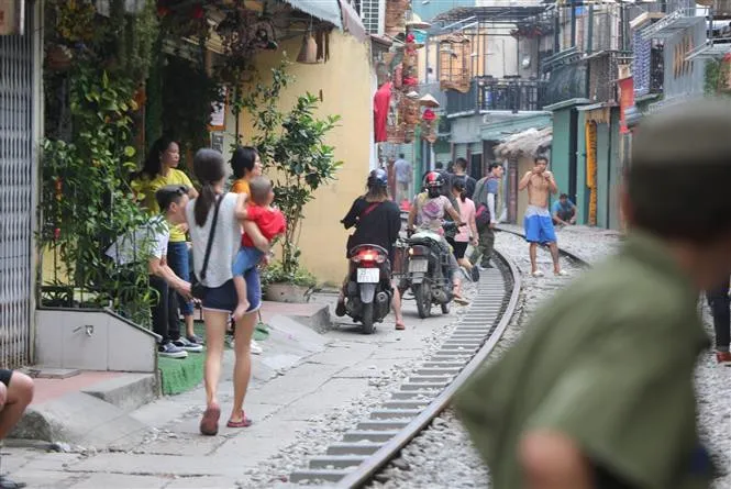 Xóm cà phê đường tàu đìu hiu sau khi Hà Nội ra quân giải tán - Ảnh 4.