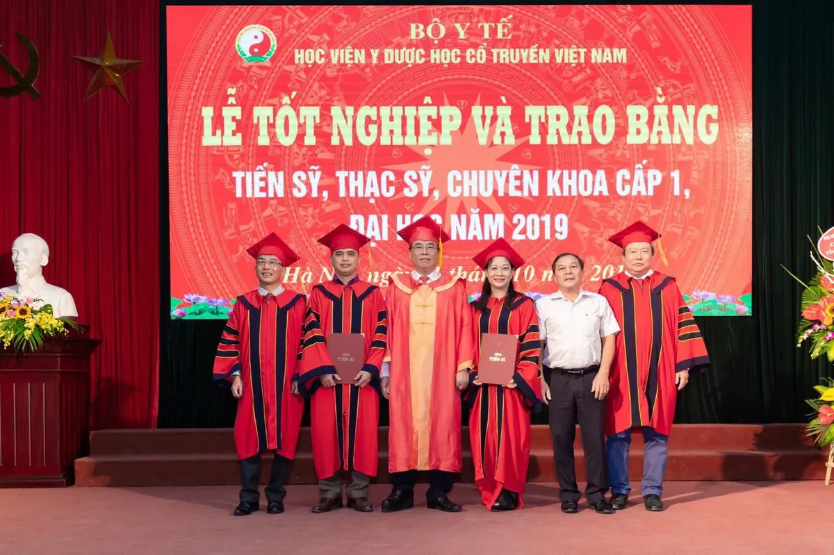 202 Bác sỹ chuyên khoa I, Tiến sỹ, ThS của Ngành y học cổ truyển tốt nghiệp - Ảnh 2.