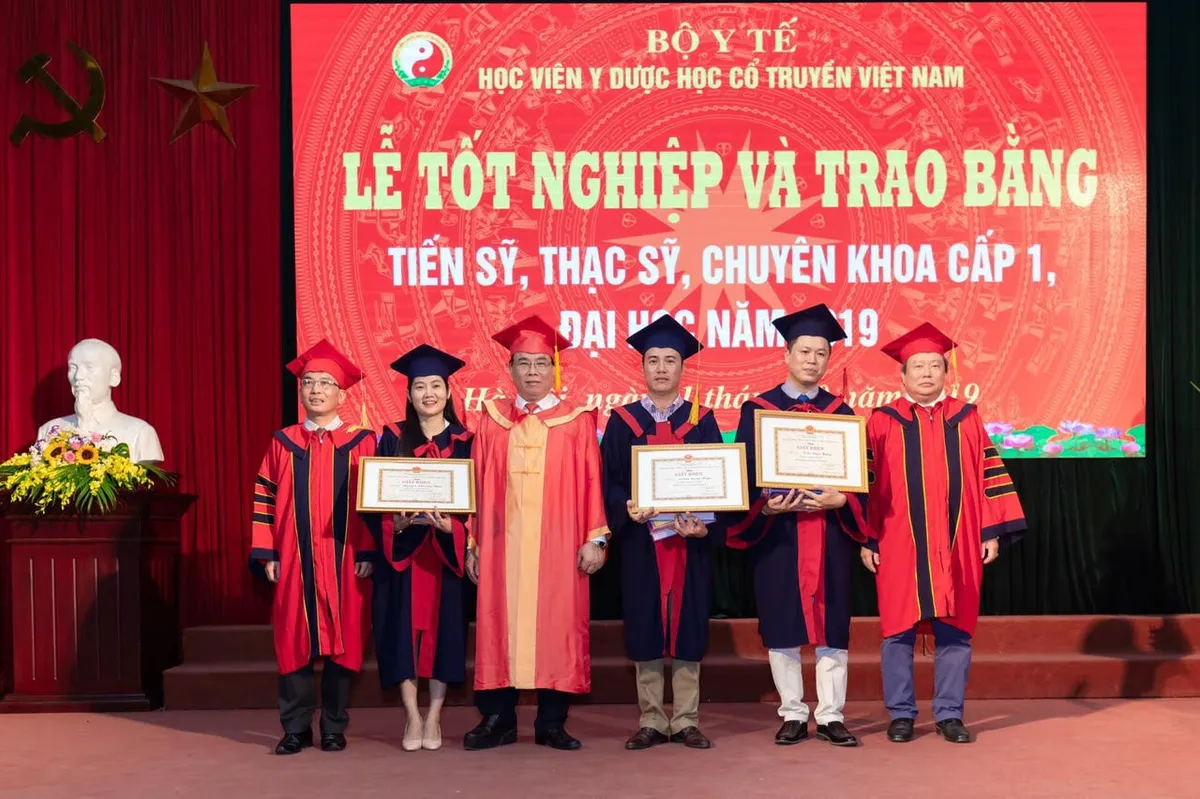 202 Bác sỹ chuyên khoa I, Tiến sỹ, ThS của Ngành y học cổ truyển tốt nghiệp - Ảnh 3.