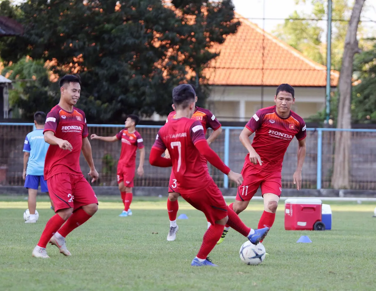 ĐT Việt Nam gặp khó khăn ngay buổi tập đầu tiên tại Bali - Ảnh 9. ĐT Việt Nam gặp khó khăn ngay buổi tập đầu tiên tại Bali - Ảnh 9.