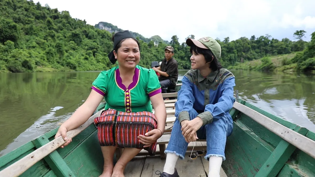 Nhã Phương, Lê Cát Trọng Lý xuất hiện giản dị trong chuyến đi từ thiện Cả nước chung tay vì người nghèo - Ảnh 4.