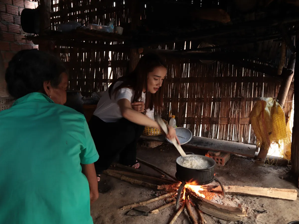 Nhã Phương, Lê Cát Trọng Lý xuất hiện giản dị trong chuyến đi từ thiện Cả nước chung tay vì người nghèo - Ảnh 2.