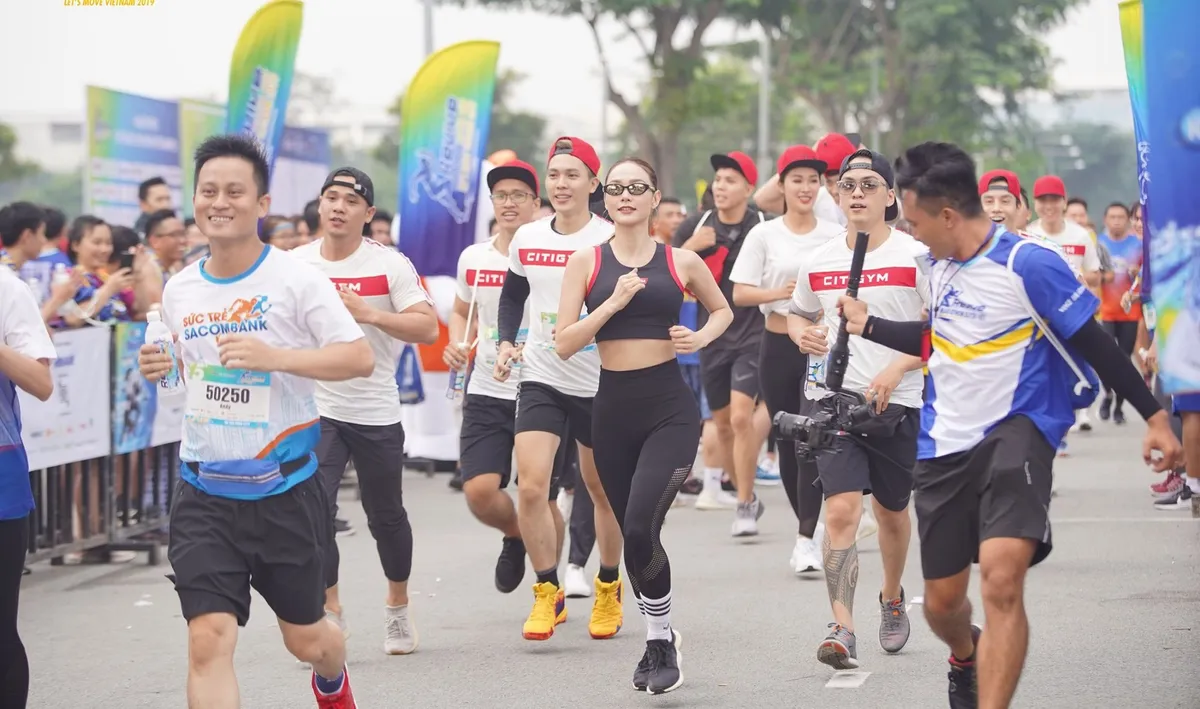 Minh Hằng cá tính tham gia chạy tại Revive Marathon xuyên Việt - Ảnh 3.