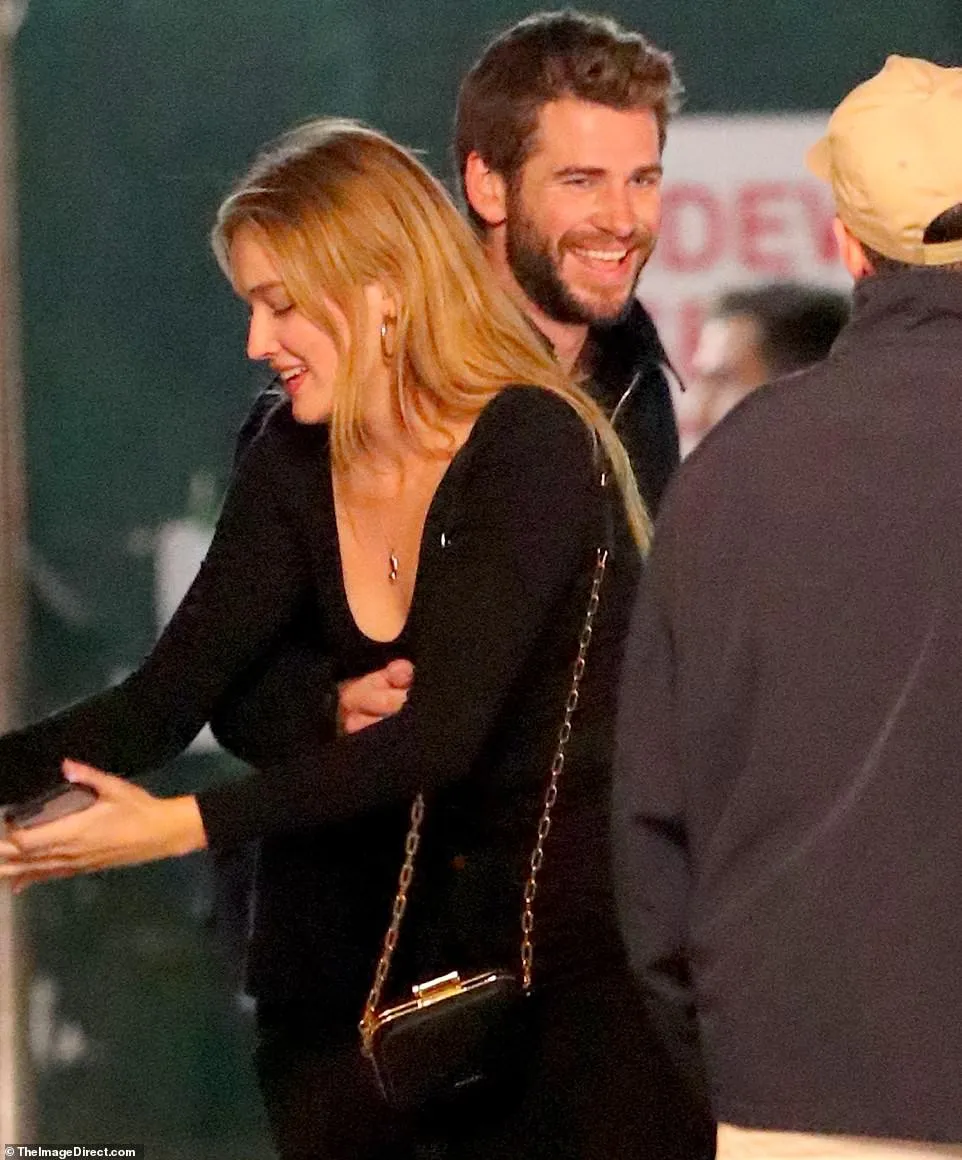 Sau Miley Cyrus, đến lượt Liam Hemsworth công khai hẹn hò tình mới - Ảnh 1.