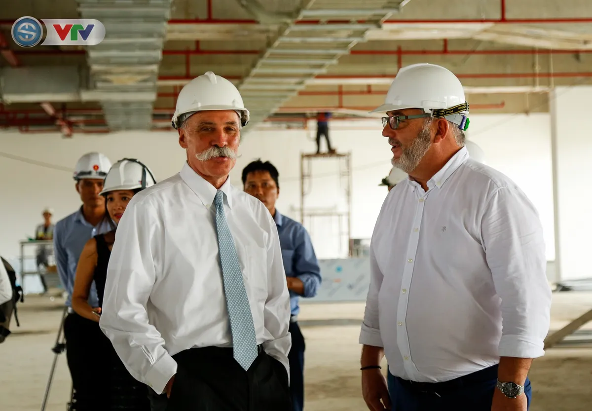 Chủ tịch F1 Chase Carey ấn tượng trước tiến độ thần tốc của đường đua F1 Hà Nội - Ảnh 4. Chủ tịch F1 Chase Carey ấn tượng trước tiến độ thần tốc của đường đua F1 Hà Nội - Ảnh 4.