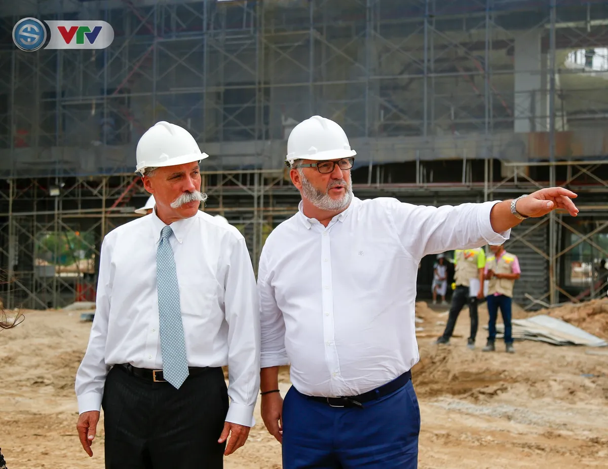 Chủ tịch F1 Chase Carey ấn tượng trước tiến độ thần tốc của đường đua F1 Hà Nội - Ảnh 2. Chủ tịch F1 Chase Carey ấn tượng trước tiến độ thần tốc của đường đua F1 Hà Nội - Ảnh 2.