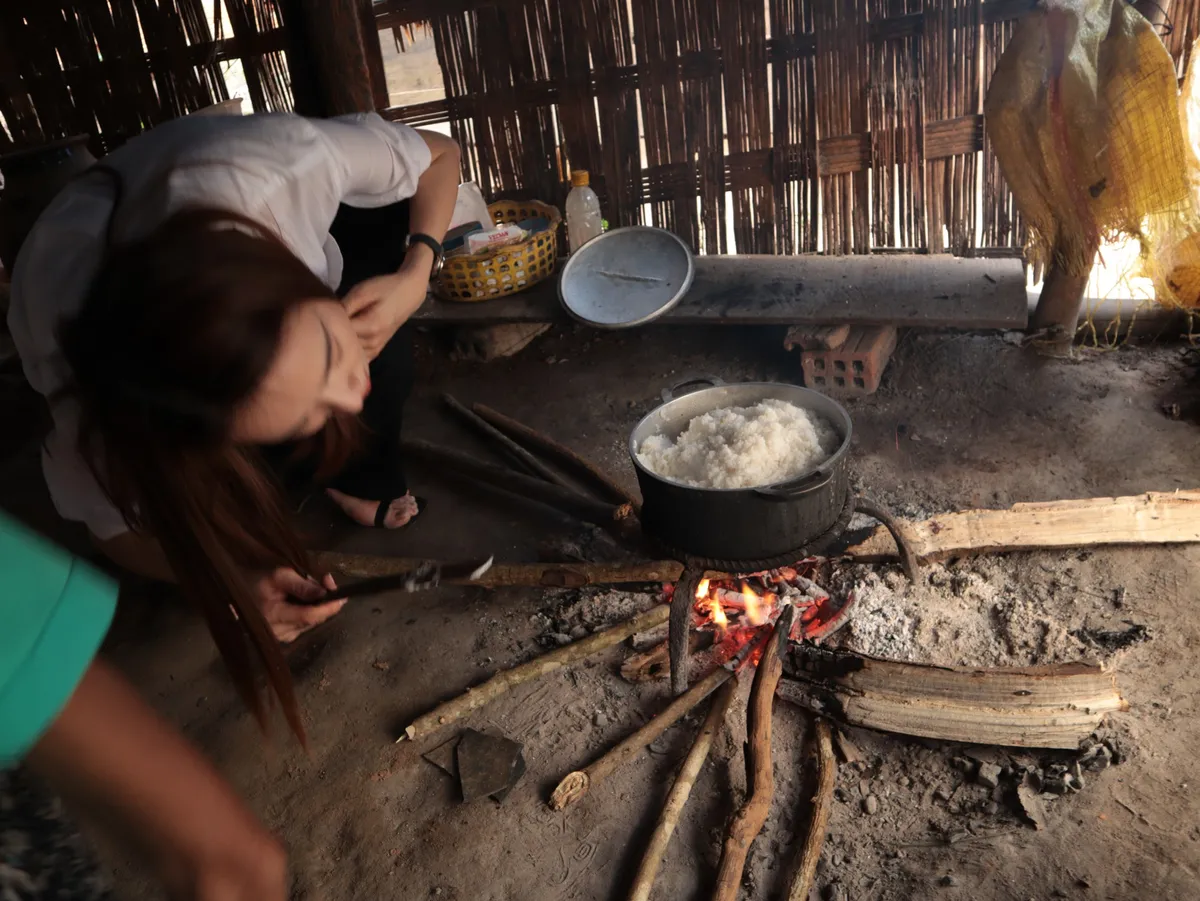 Cả nước chung tay vì người nghèo 2019: Nhã Phương rơi nước mắt khi đến thăm những hộ nghèo ở Kon Tum - Ảnh 5.