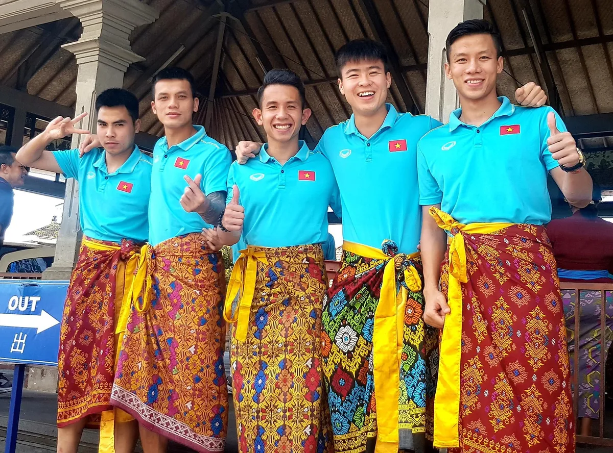 ĐT Việt Nam thích thú mặc váy đi thăm đền tại Bali - Ảnh 1. ĐT Việt Nam thích thú mặc váy đi thăm đền tại Bali - Ảnh 1.