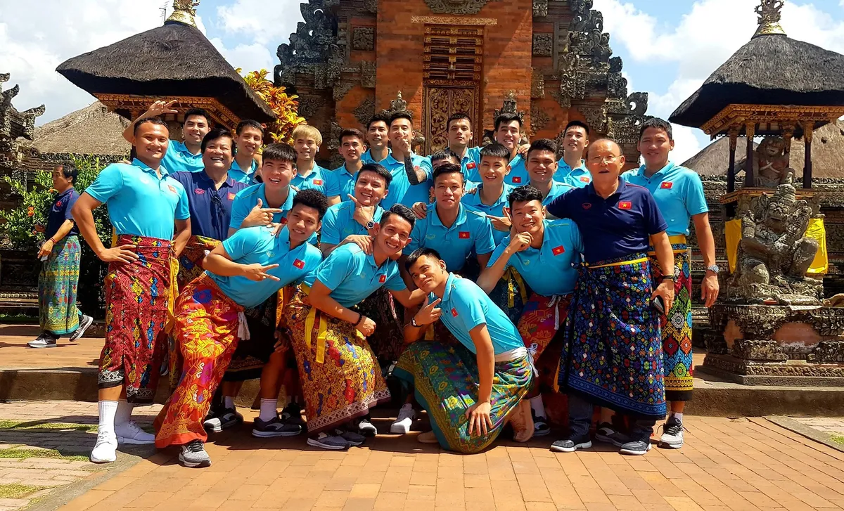 ĐT Việt Nam thích thú mặc váy đi thăm đền tại Bali - Ảnh 2. ĐT Việt Nam thích thú mặc váy đi thăm đền tại Bali - Ảnh 2.