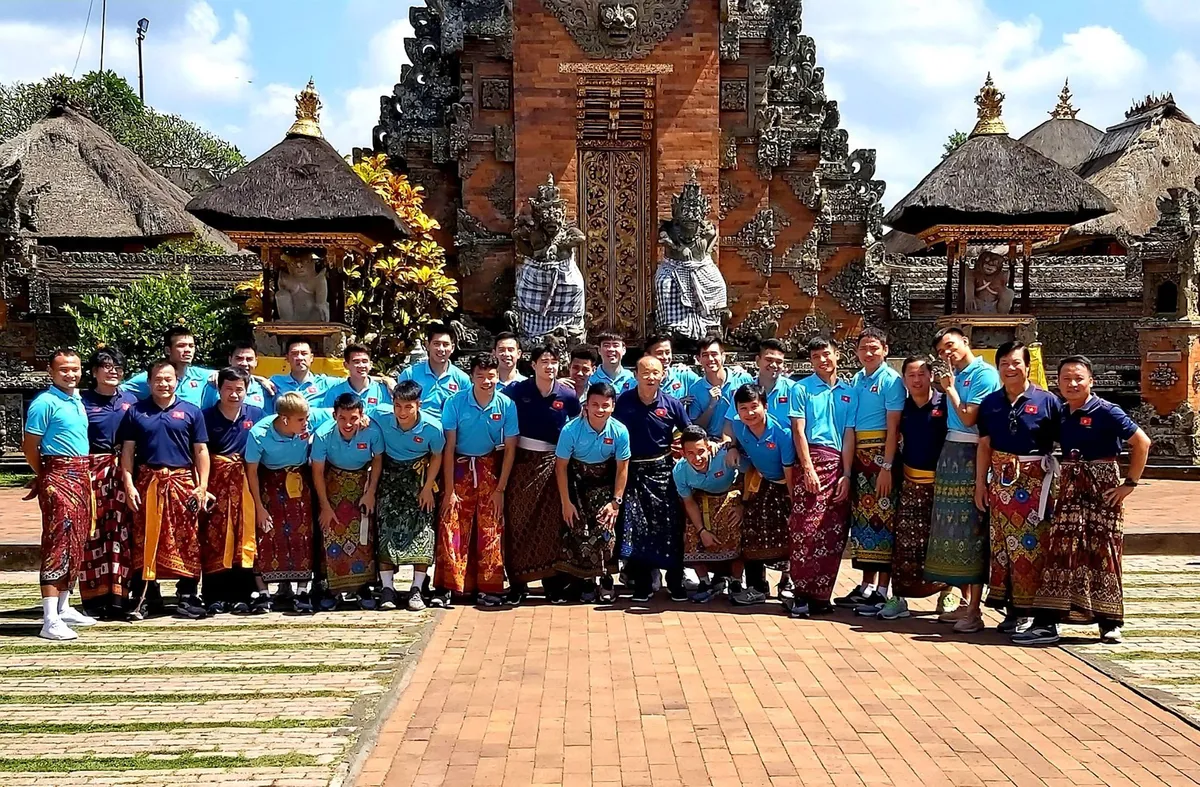 ĐT Việt Nam thích thú mặc váy đi thăm đền tại Bali - Ảnh 3. ĐT Việt Nam thích thú mặc váy đi thăm đền tại Bali - Ảnh 3.