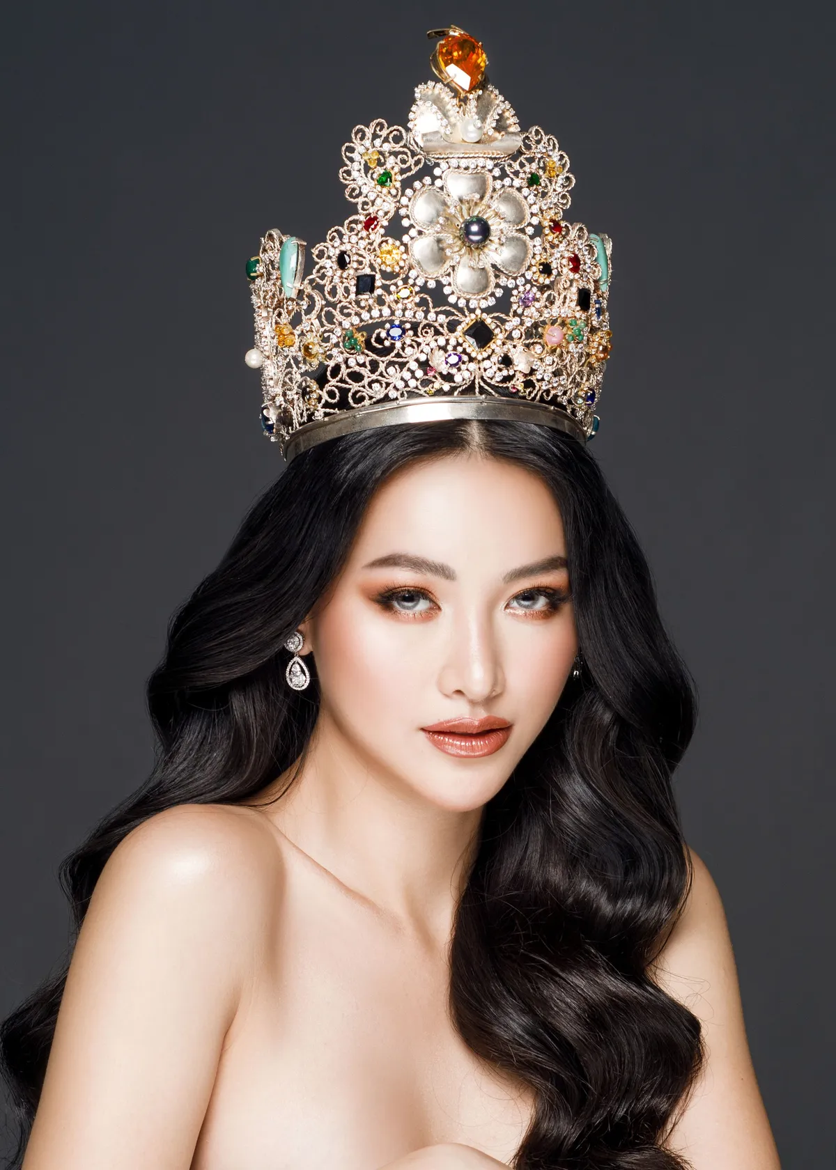 Phương Khánh tung bộ ảnh cuối cùng đội vương miện 3,5 tỷ trước Chung kết Miss Earth 2019 - Ảnh 1.