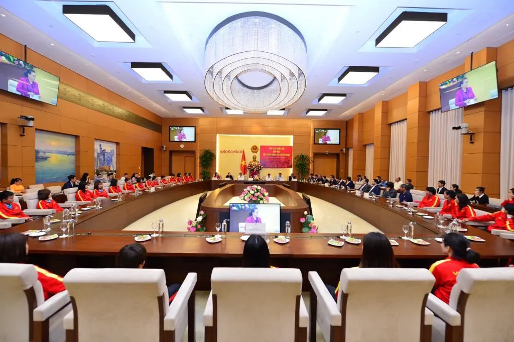 Chủ tịch Quốc hội Nguyễn Thị Kim Ngân: “Các nữ cầu thủ đã phát huy được phẩm chất của người phụ nữ Việt Nam” - Ảnh 5. Chủ tịch Quốc hội Nguyễn Thị Kim Ngân: “Các nữ cầu thủ đã phát huy được phẩm chất của người phụ nữ Việt Nam” - Ảnh 5.